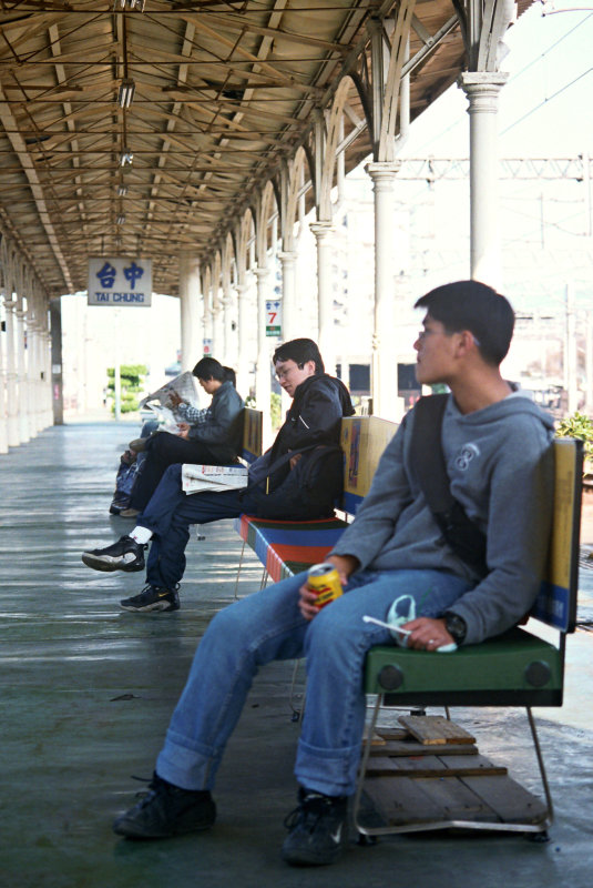 台灣鐵路旅遊攝影台中火車站月台旅客2002年之前攝影照片56